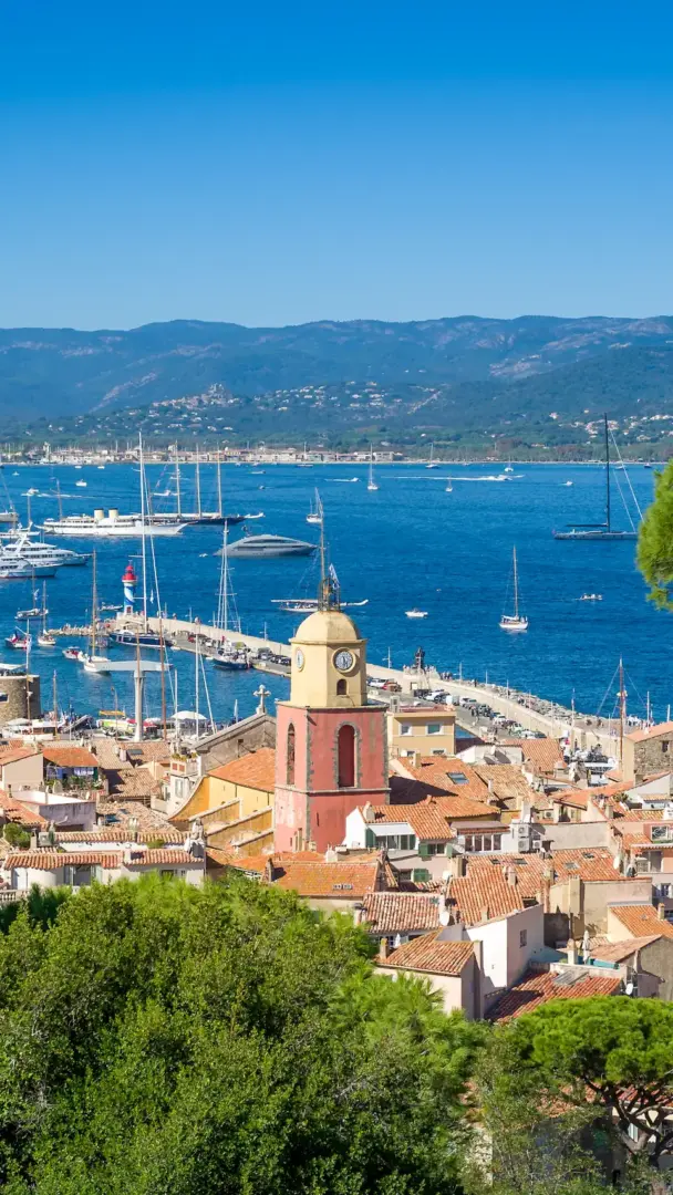 Port méditerranéen avec yachts et toits en tuiles