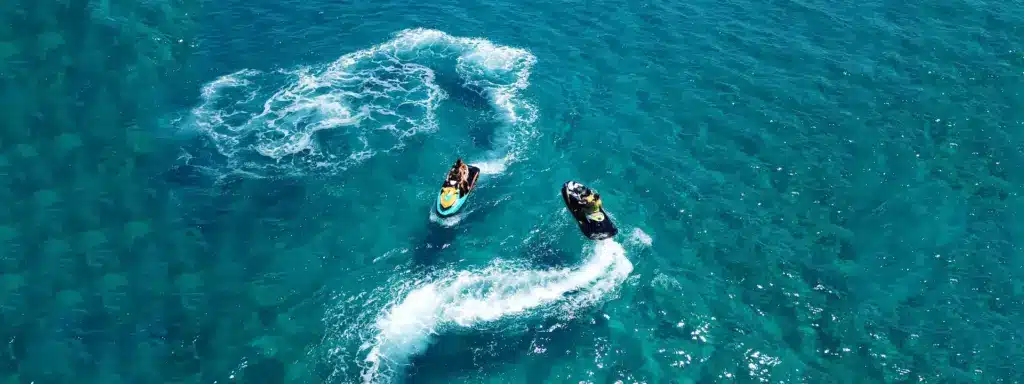 Deux jet-skis tournant sur mer turquoise