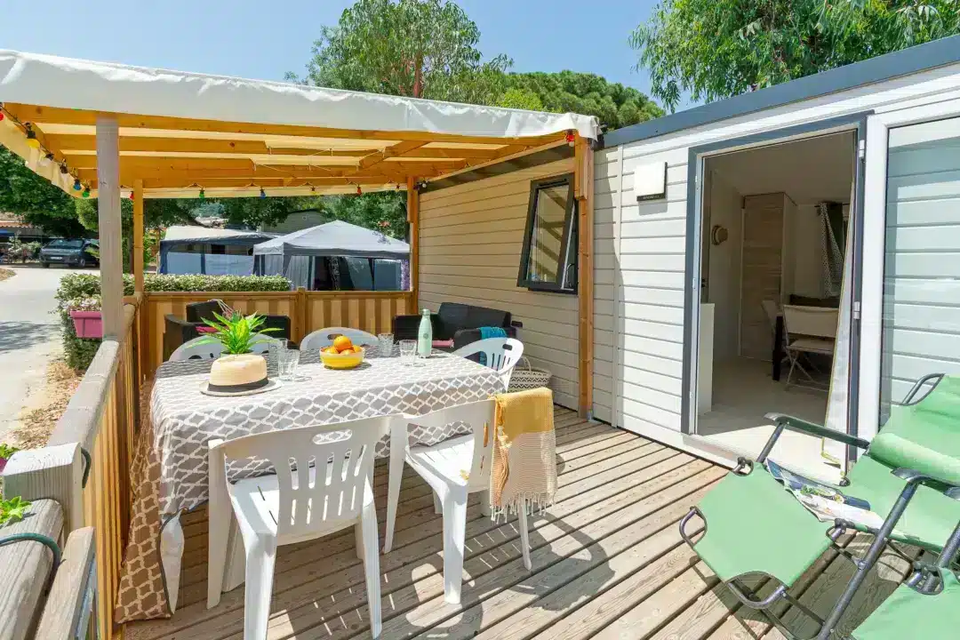 Terrasse en bois d’un mobil-home ensoleillé