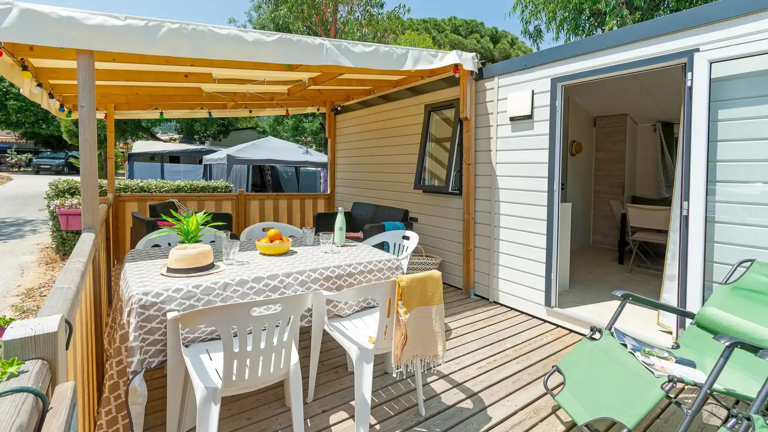 Terrasse en bois d’un mobil-home ensoleillé