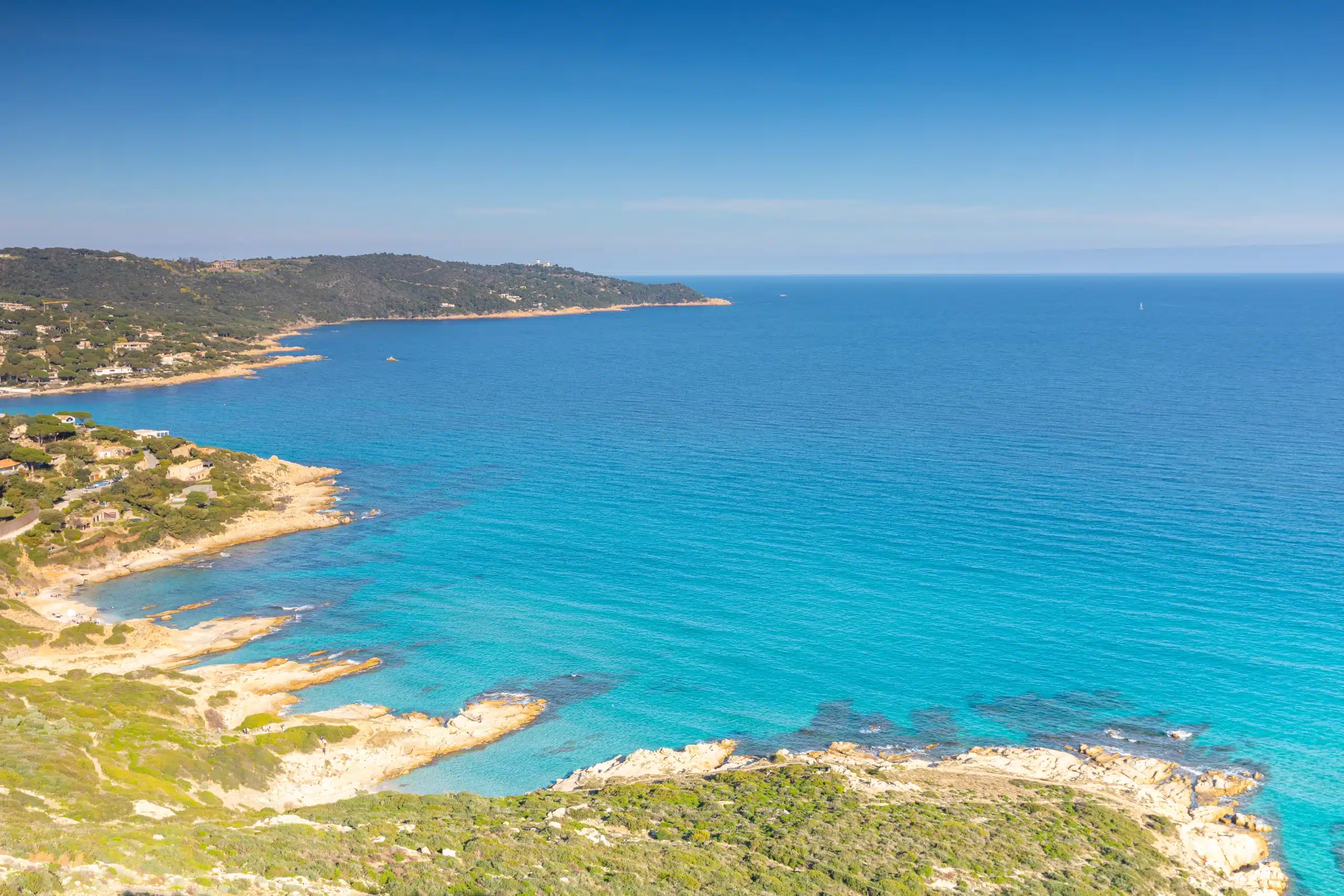 Côte rocheuse et mer turquoise sous ciel bleu