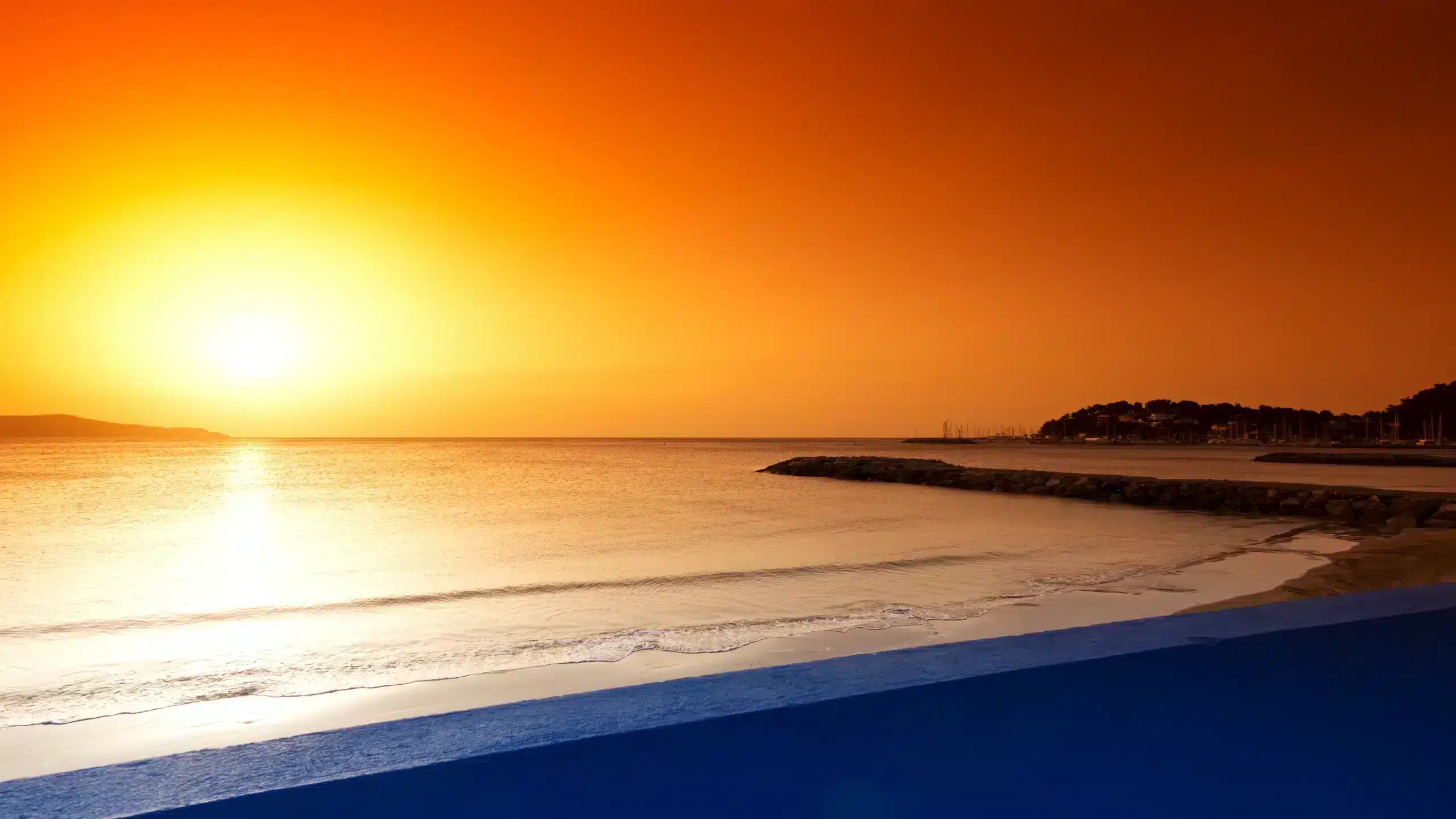 Coucher de soleil sur plage et mer calme