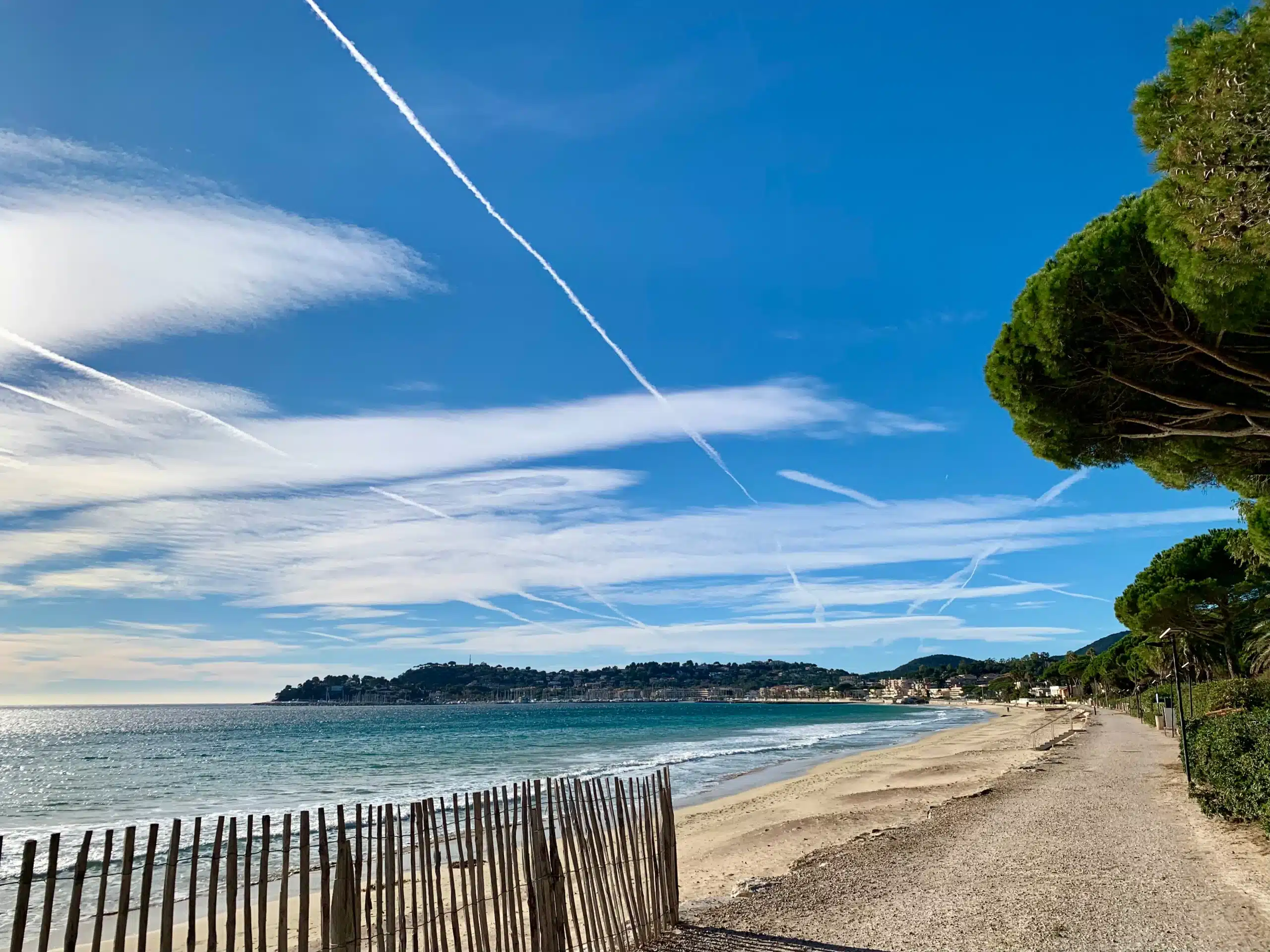 Plage ensoleillée avec mer turquoise et ciel bleu