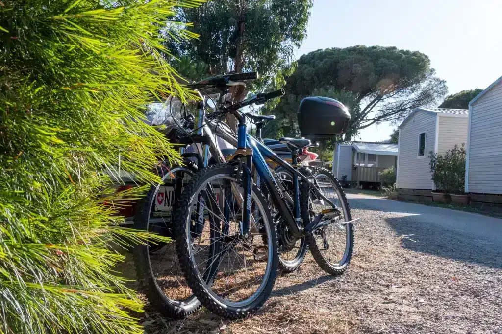 Deux vélos sur porte-vélos au camping