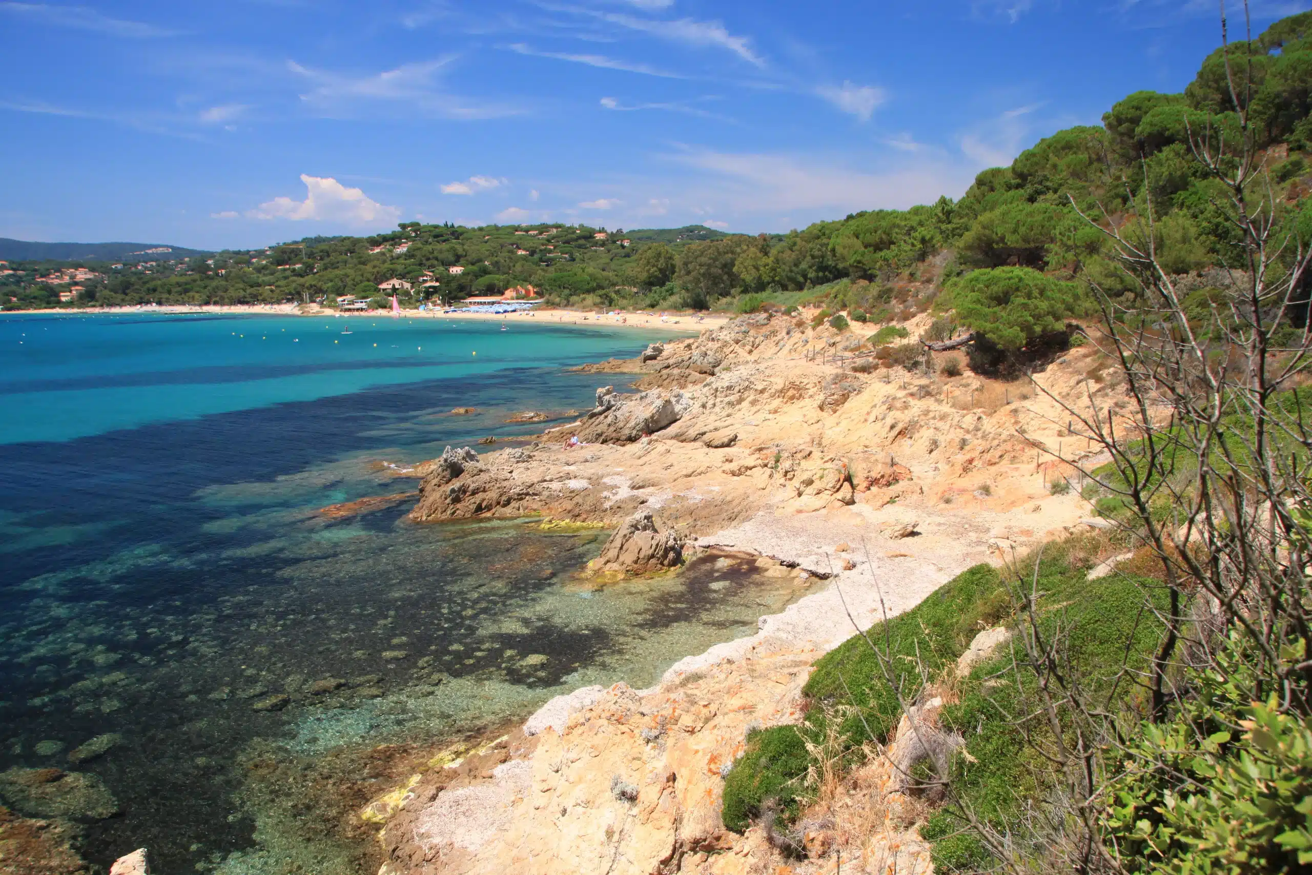 Côte rocheuse et mer turquoise sous ciel bleu