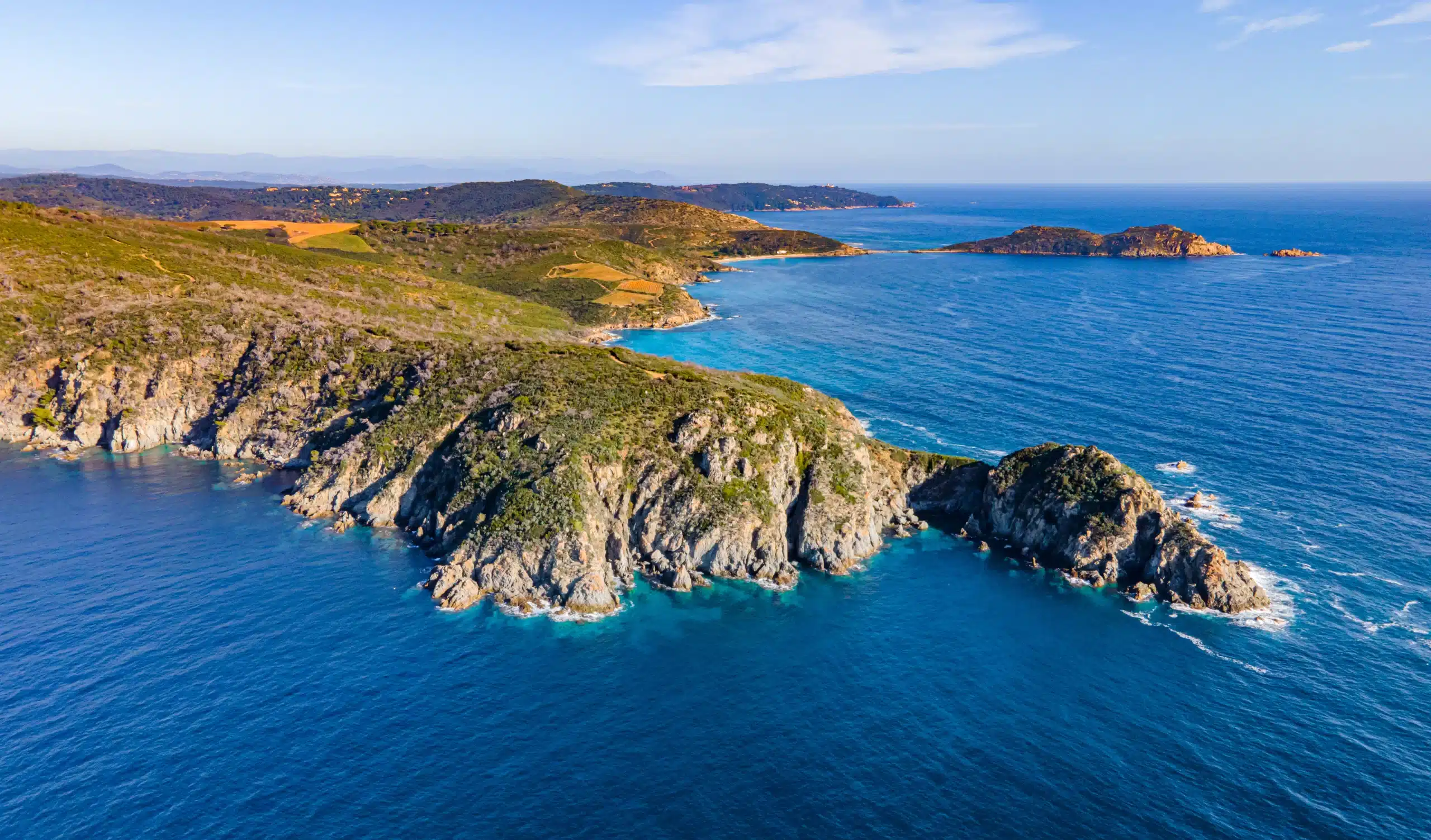 Côte rocheuse et mer turquoise vue aérienne
