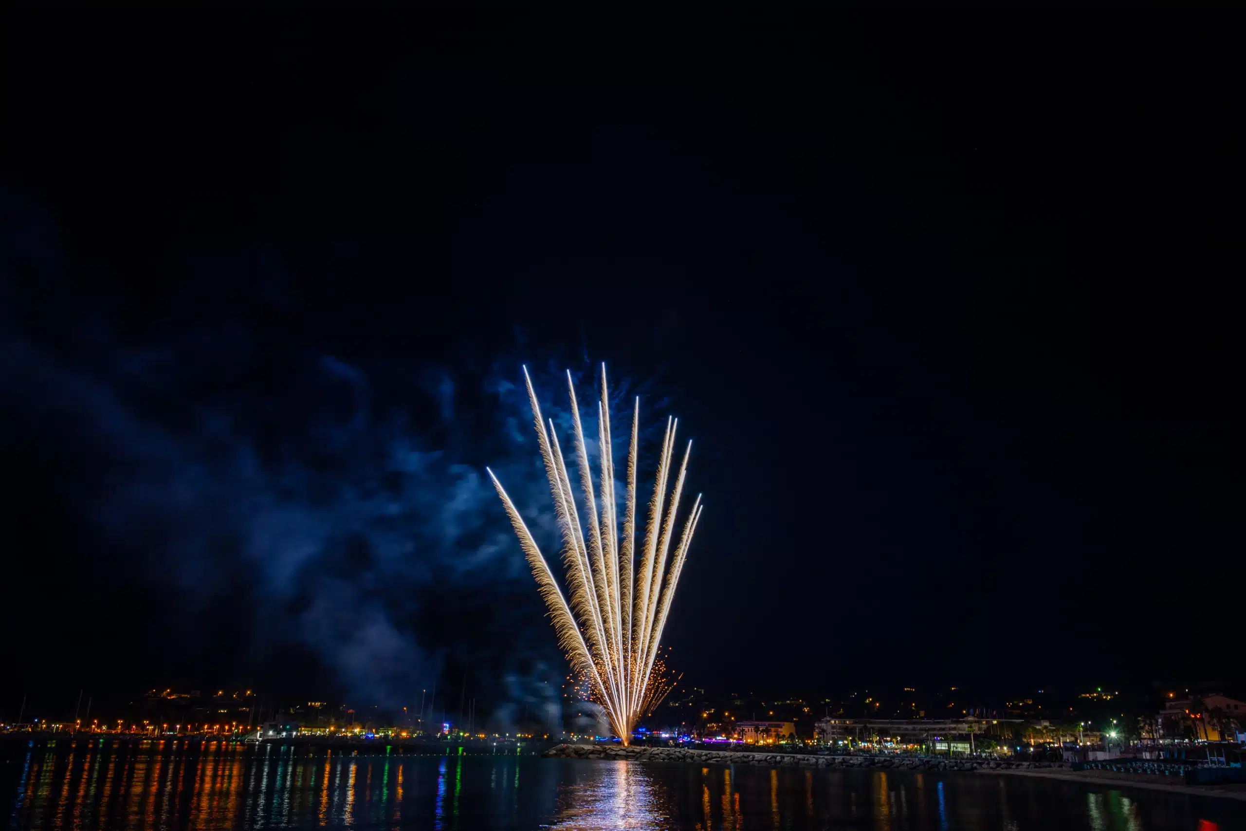 Feu d’artifice nocturne au-dessus d’un port illuminé
