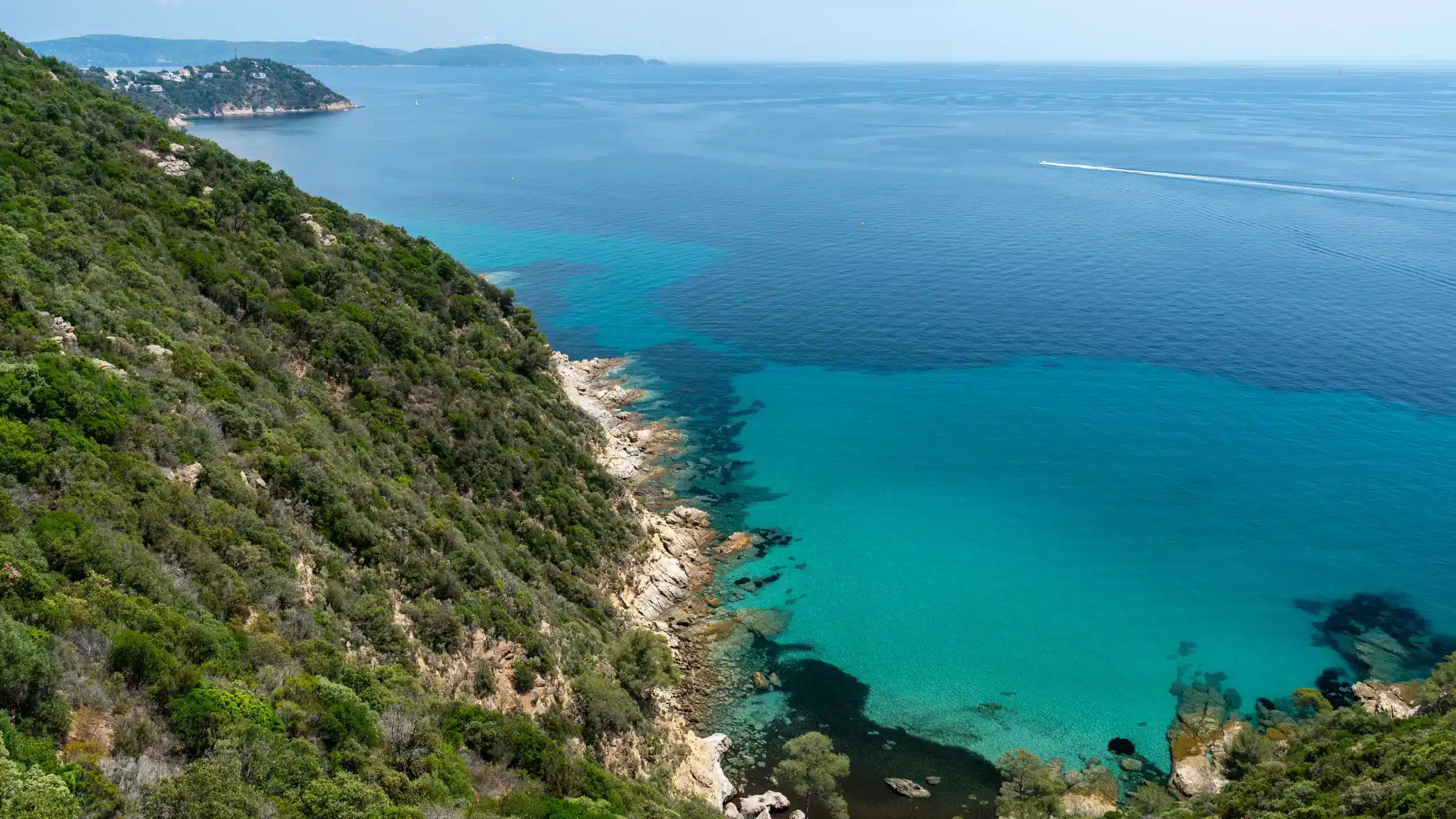 Côte rocheuse et mer turquoise vue aérienne
