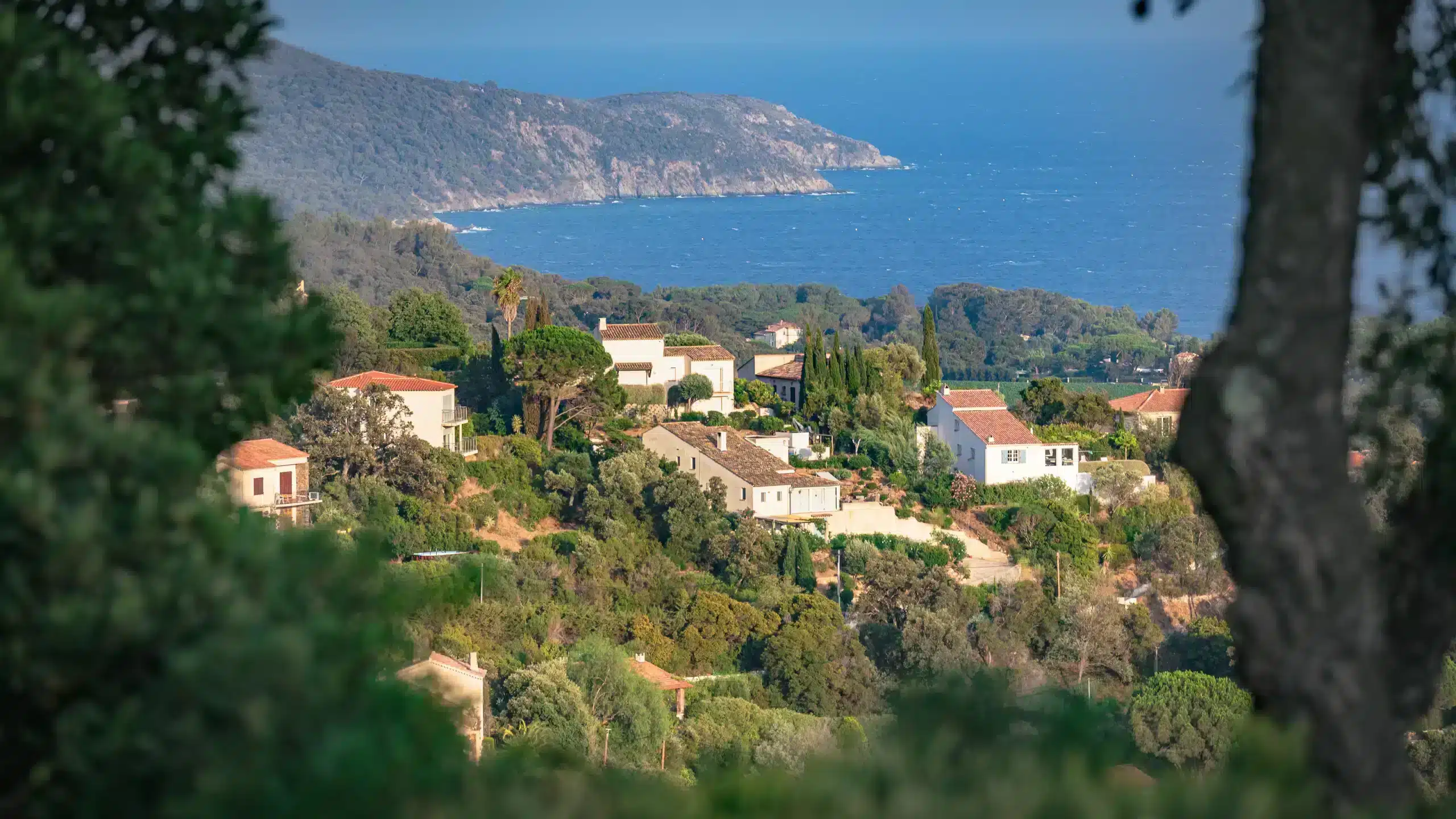 Village côtier sur colline face à la mer