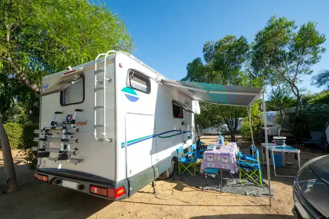 Camping-car avec auvent et table extérieure