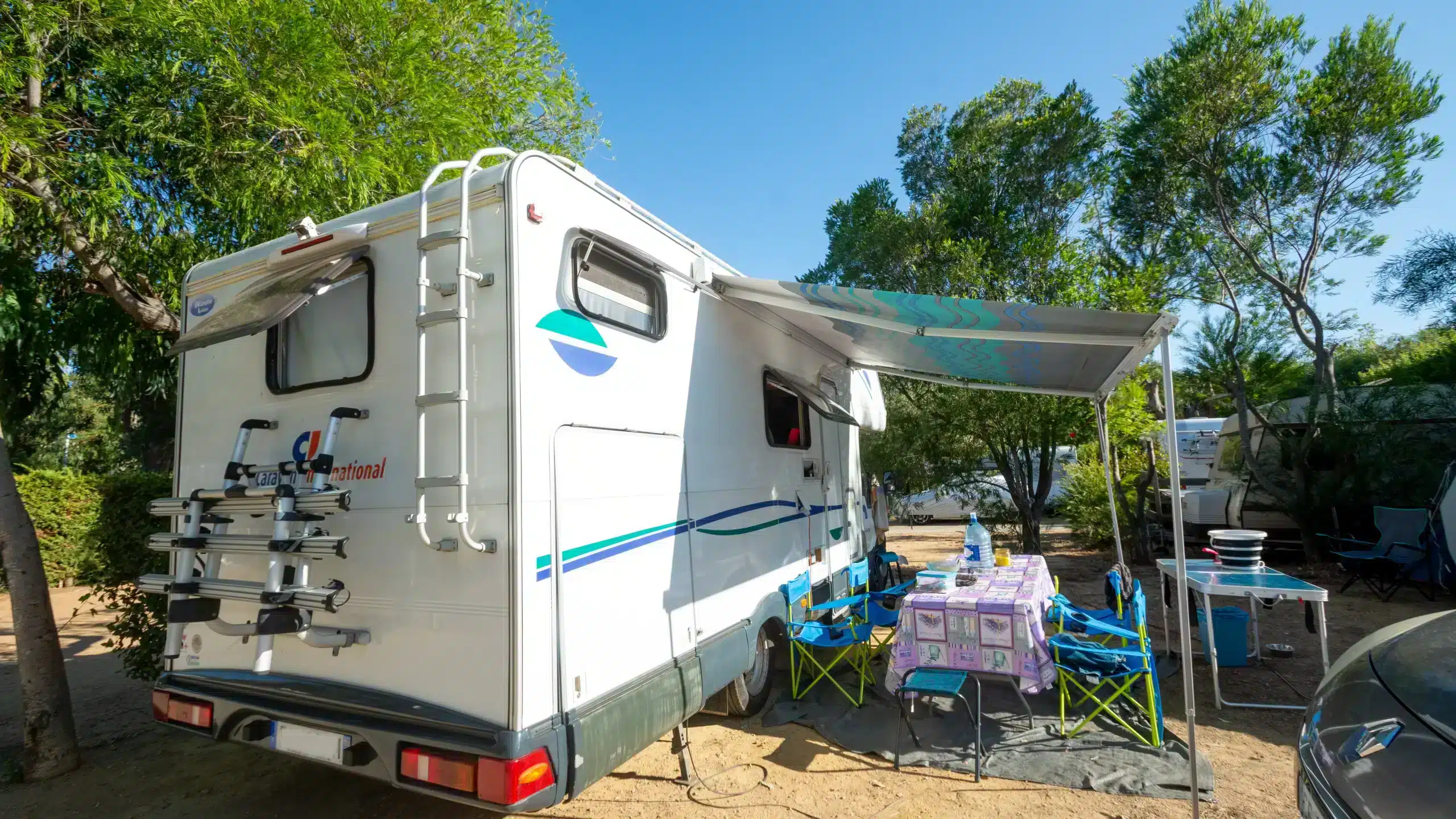 Camping-car avec auvent et table extérieure