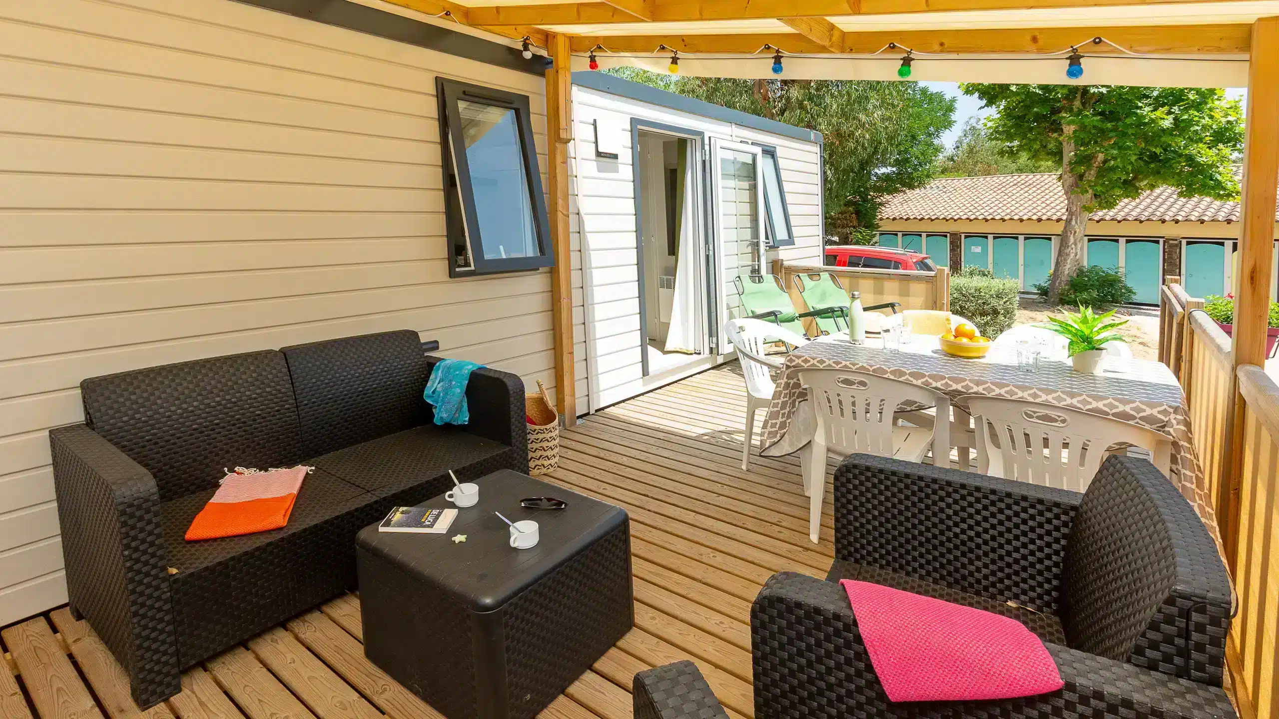 Terrasse en bois aménagée d’un mobil-home moderne