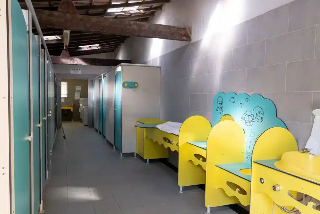 Salle de bain pour enfants colorée et ludique