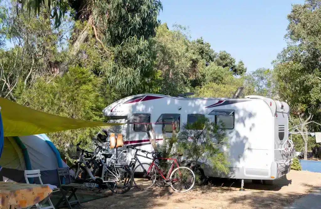 Caravane au camping avec vélos et tente