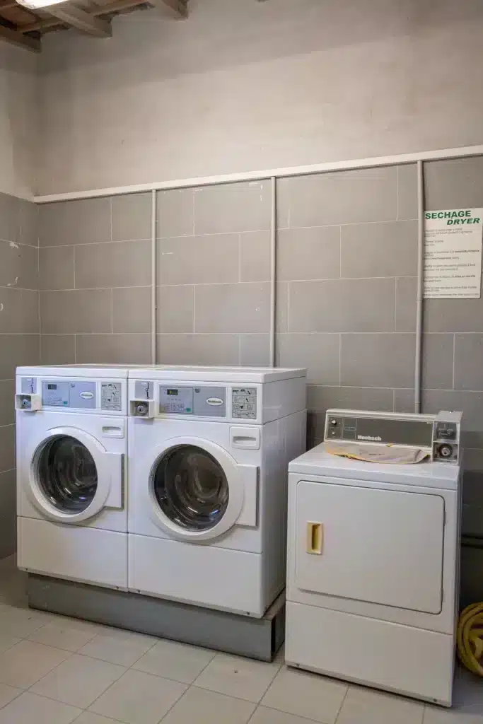 Laveries avec deux machines et un sèche-linge