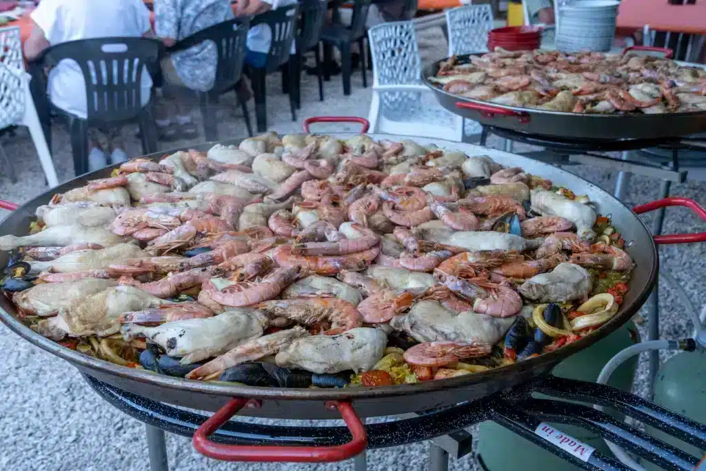 Grande paella aux fruits de mer et poulet