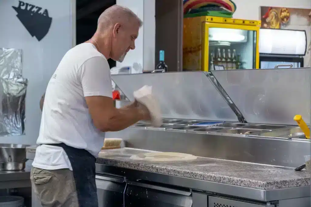 Pizzaiolo préparant une pâte à pizza
