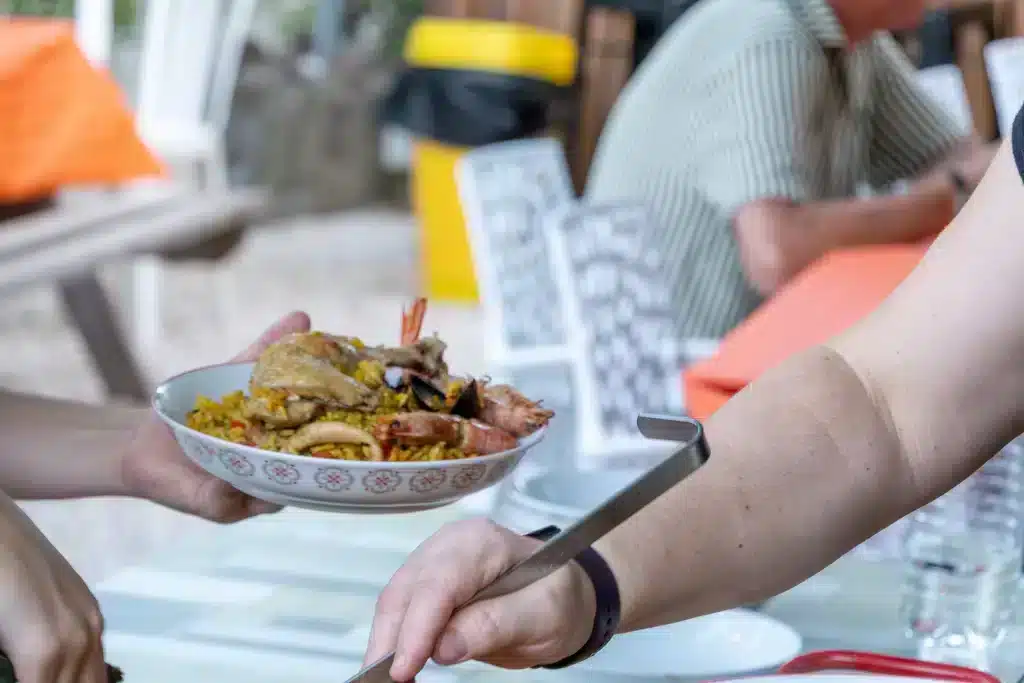 Assiette de paella aux fruits de mer