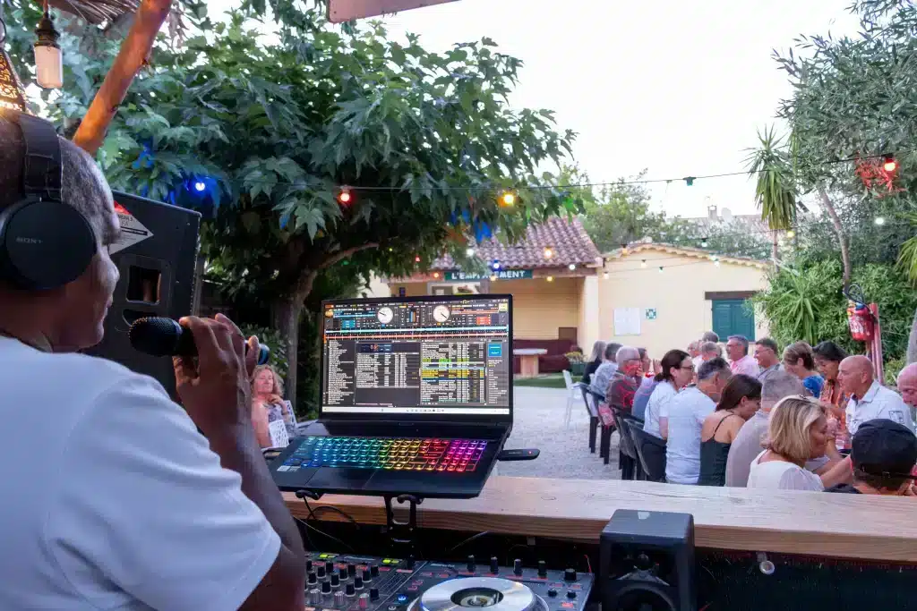 DJ animant une soirée en plein air