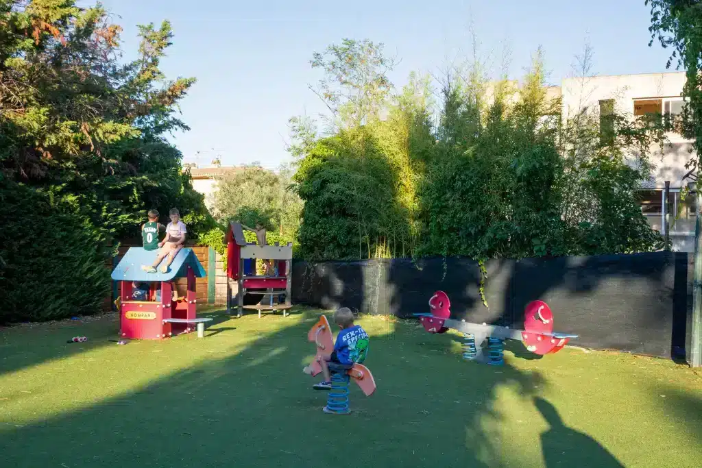 Enfants jouant dans une aire de jeux verdoyante