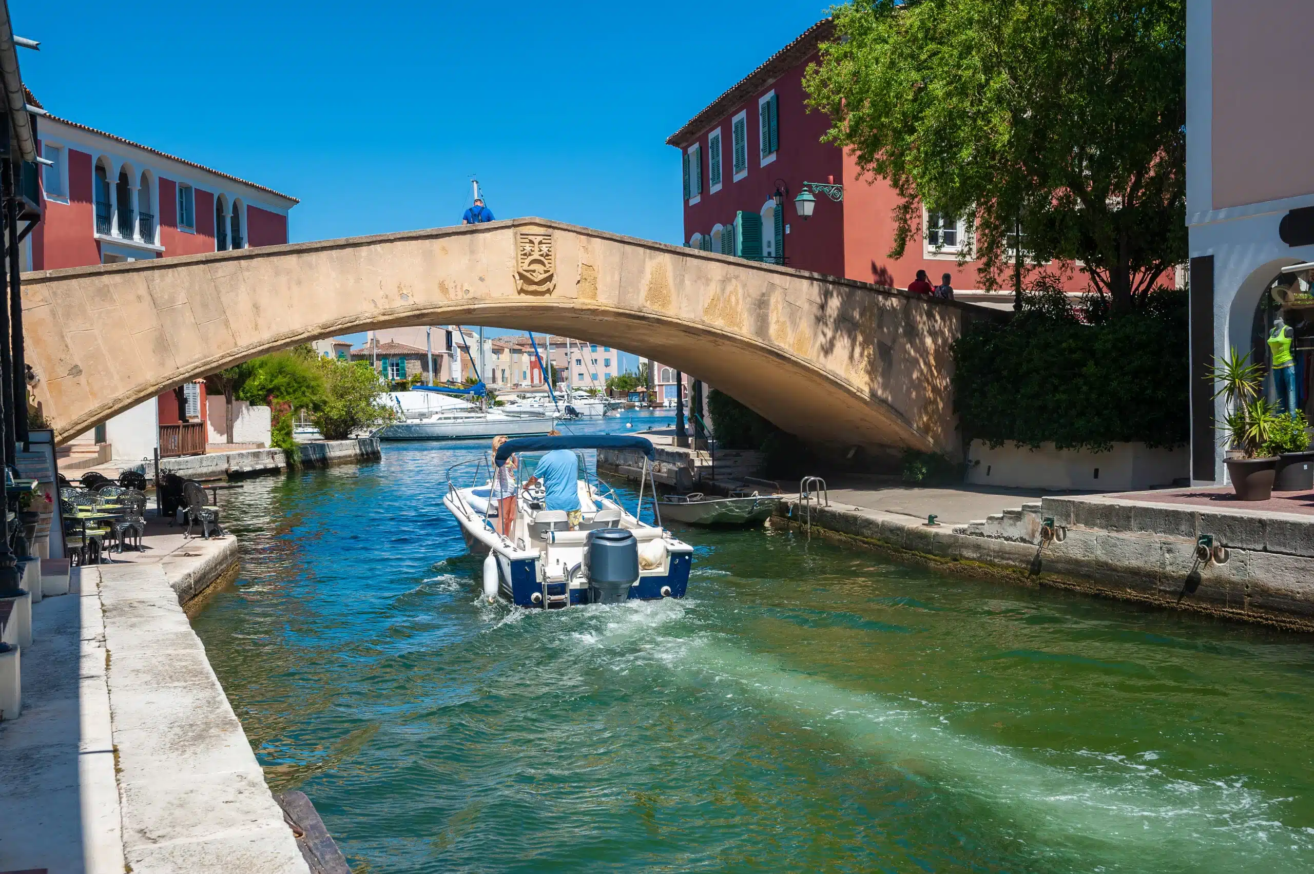 Bateau passant sous un pont en pierre