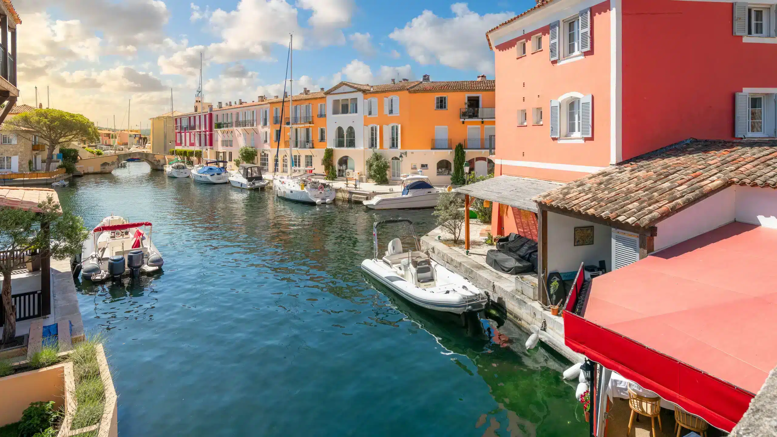 Maisons colorées et bateaux le long d’un canal