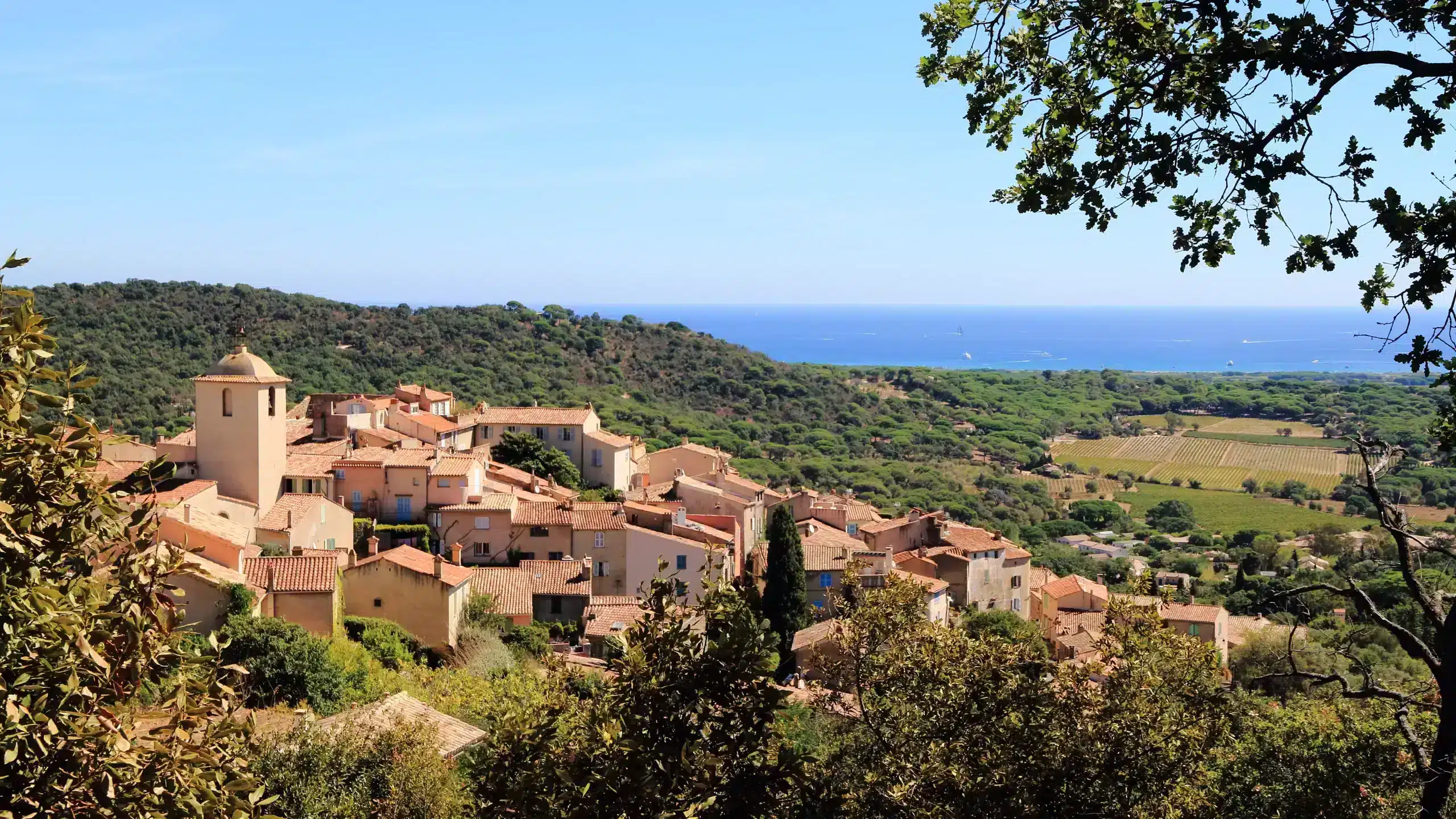 Village méditerranéen perché face à la mer