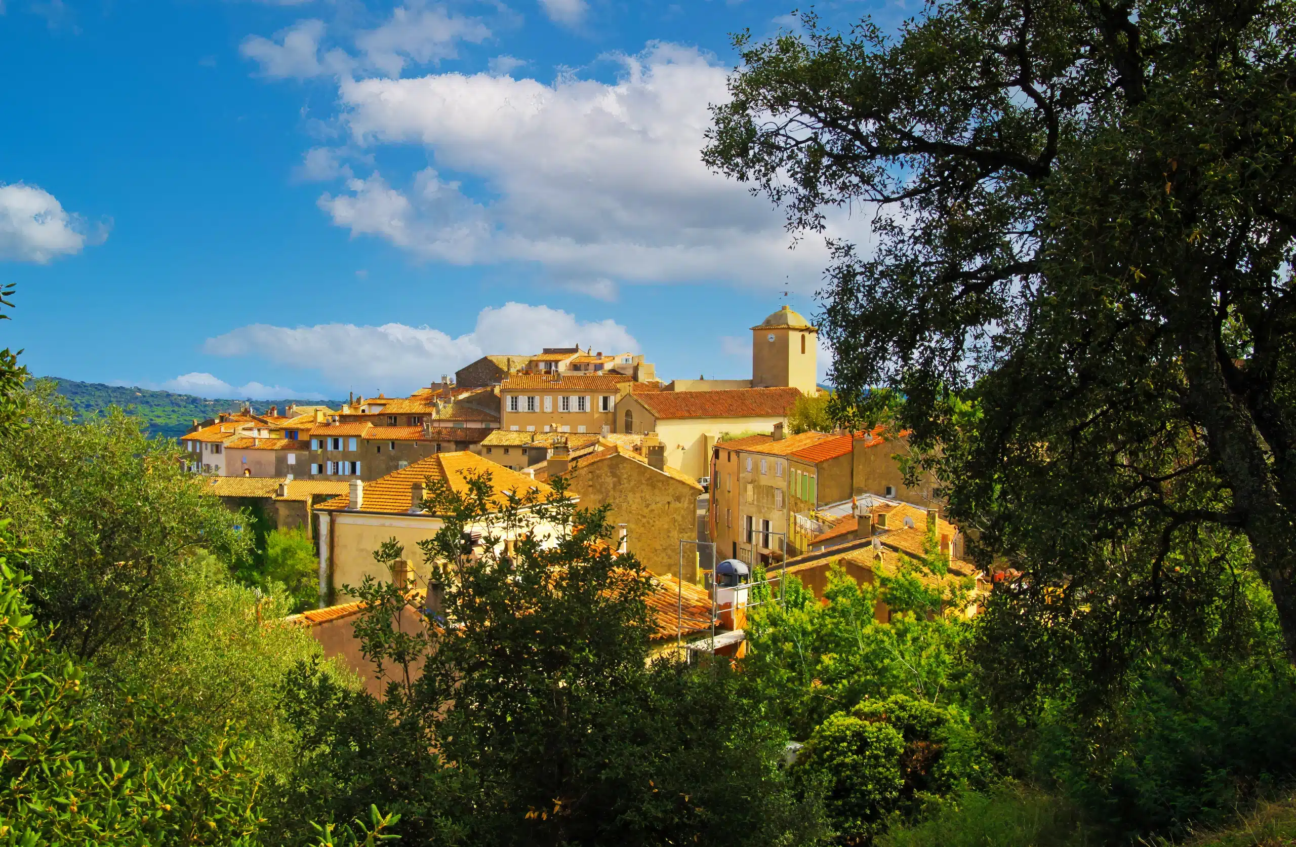 Village provençal aux toits en terre cuite