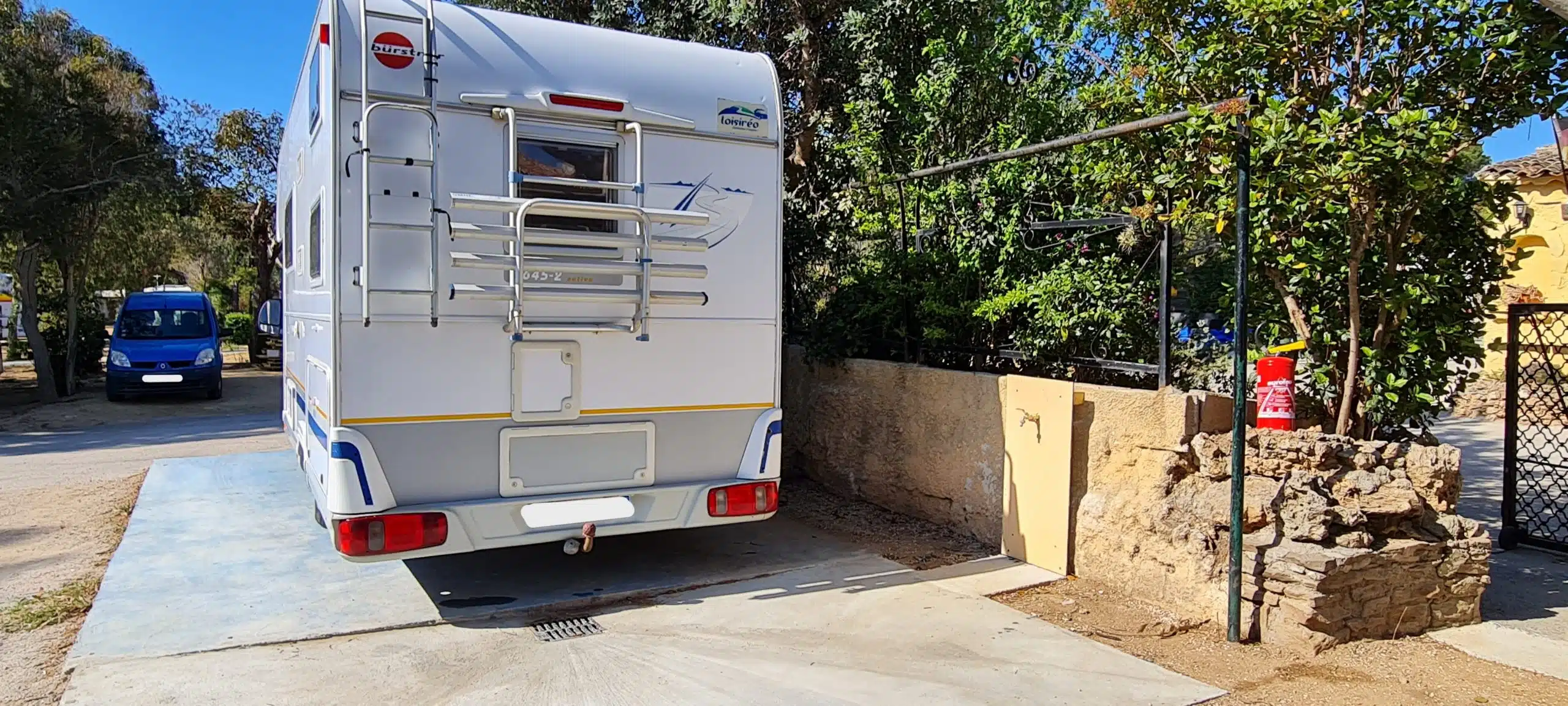 Camping-car stationné sur emplacement avec branchements