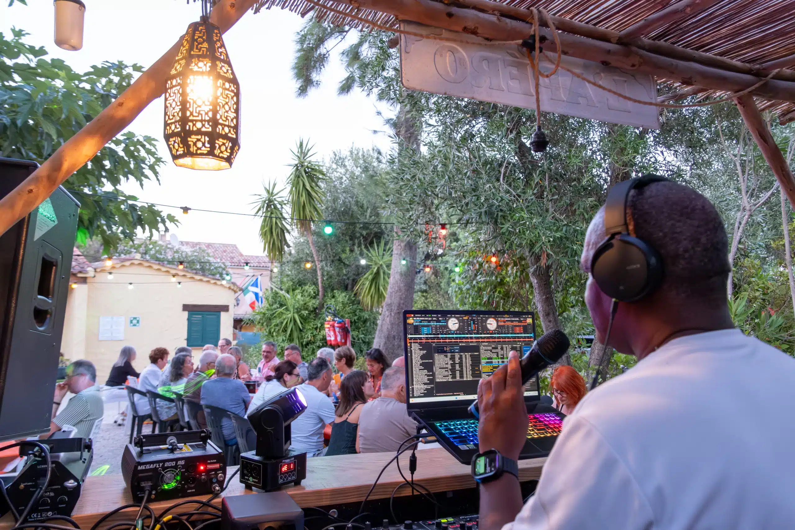 DJ animant une soirée en terrasse extérieure