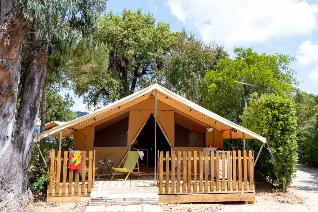 Tente safari sur terrasse en bois