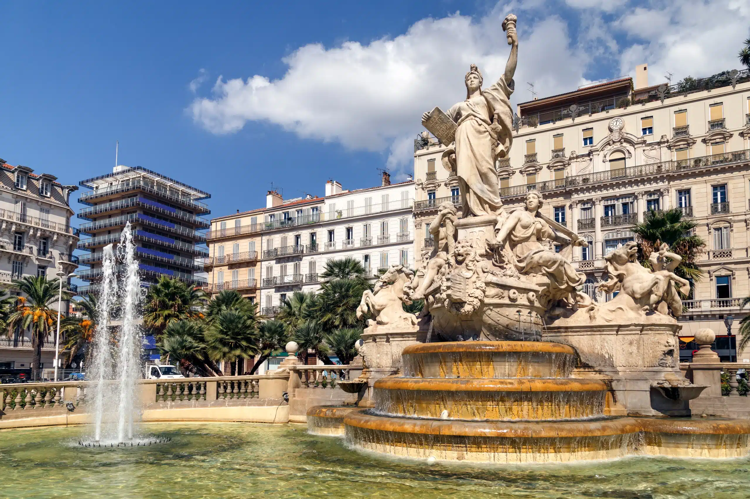 Fontaine monumentale sur une place ensoleillée