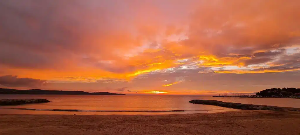 Coucher de soleil orange sur plage et mer calme