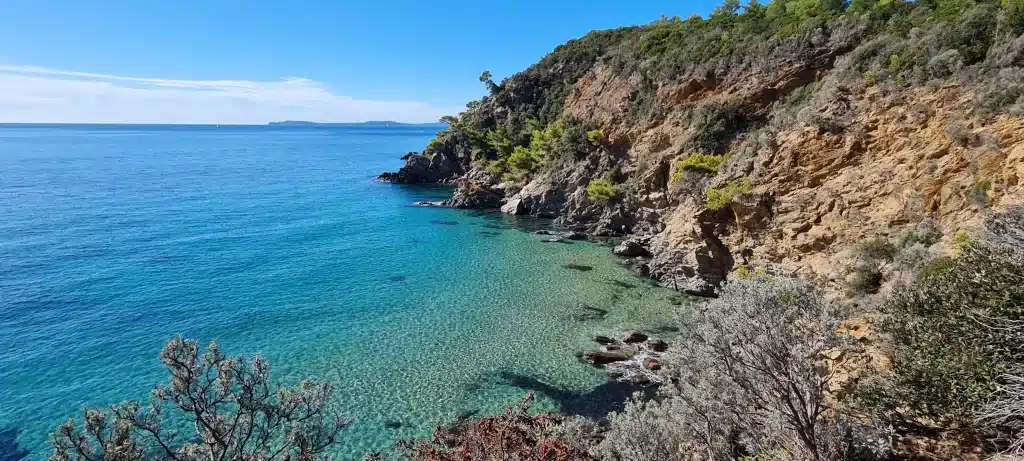 Crique rocheuse aux eaux turquoise cristallines