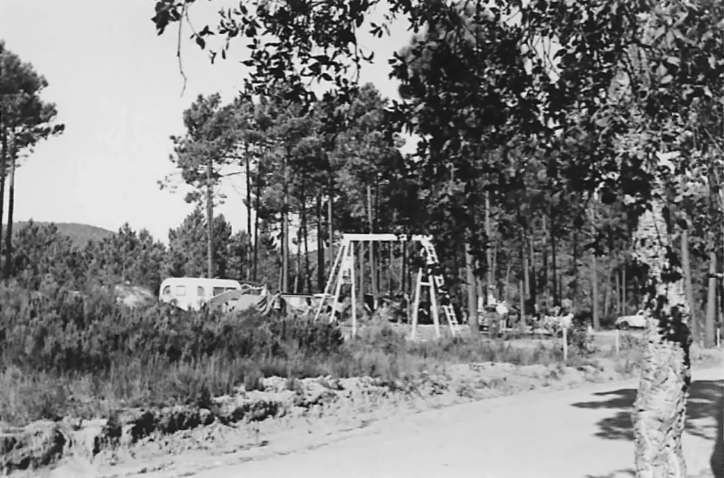 Camping forestier avec caravane et aire de jeux