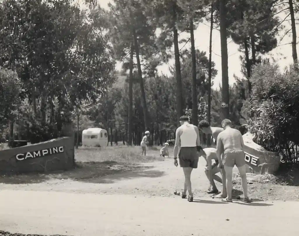 Hommes jouant à la pétanque au camping
