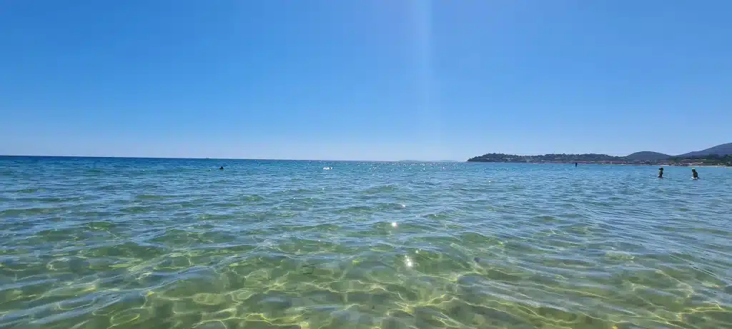 Mer turquoise calme sous ciel bleu dégagé